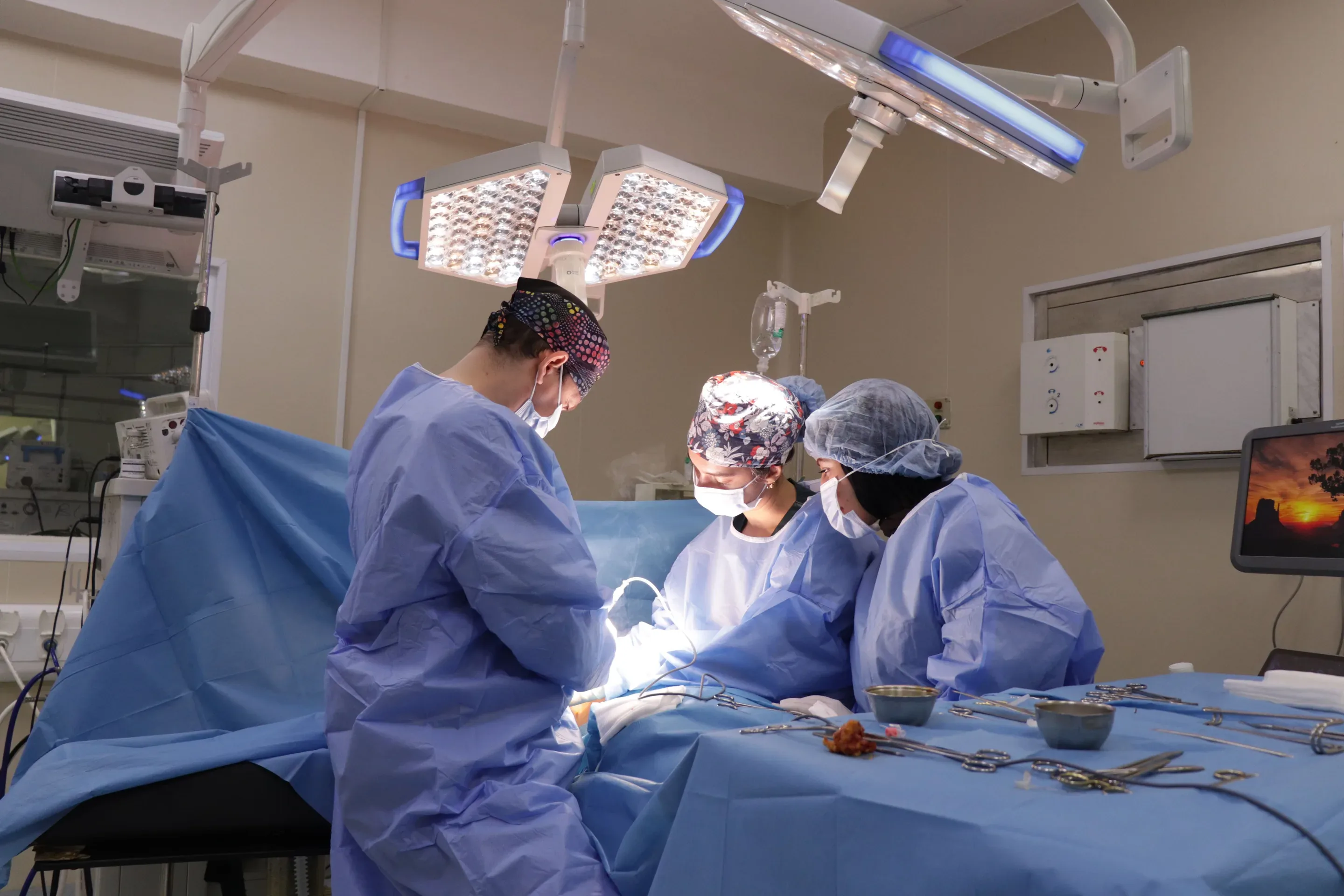 Une intervention au bloc opératoire du service de chirurgie « B »