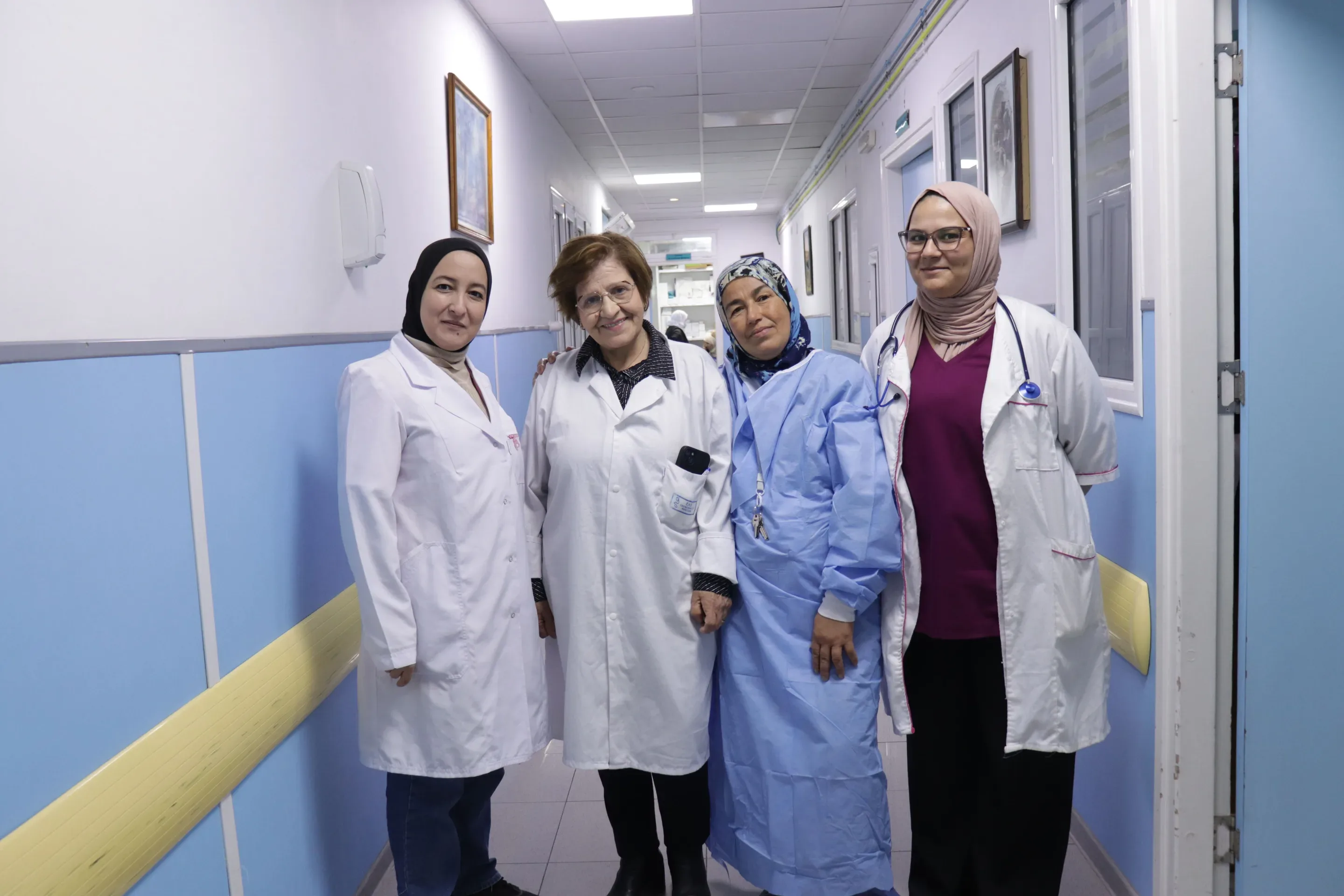 Quatre soignantes du centre dans le couloir de leur service