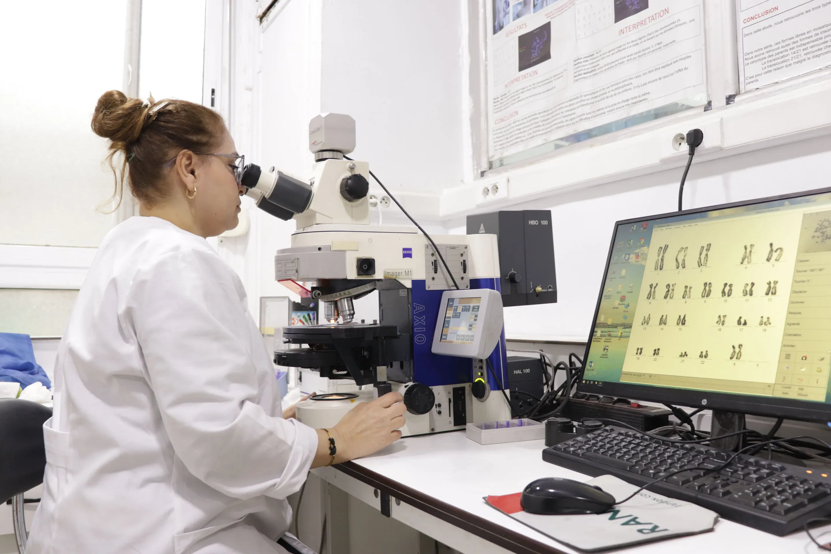 Lecture au microscope au laboratoire d’hormonologie